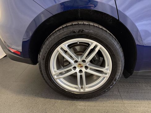 Certified 2024 Porsche Macan image 12