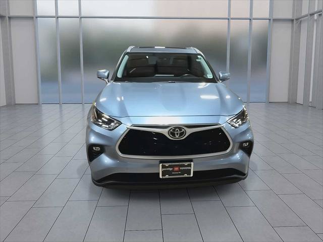Certified 2022 Toyota Highlander XLE AWD/4WD image 4