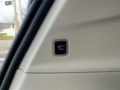 Used 2024 Chrysler Pacifica Limited FWD image 31