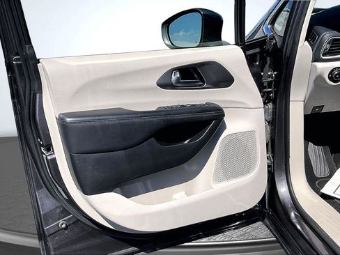 Used 2021 Chrysler Pacifica Touring w/ Cold Weather Group FWD image 21