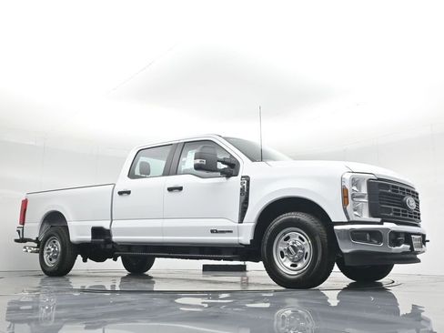 New 2026 Ford F350 XL w/ XL Chrome Package image 3