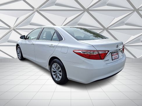 Used 2015 Toyota Camry LE image 7