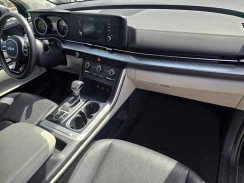 Used 2024 Kia Carnival LX image 11