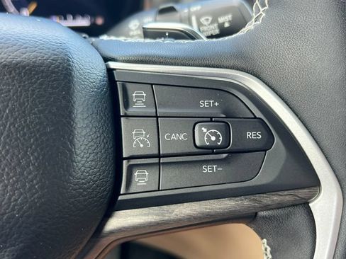 Used 2024 Jeep Grand Cherokee Limited w/ Luxury Tech Group II AWD/4WD image 23