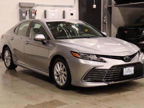 Used 2022 Toyota Camry LE image 7