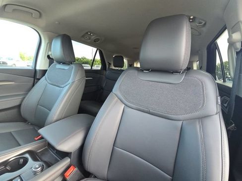 Used 2025 Ford Explorer Active w/ Active Comfort Package RWD image 25