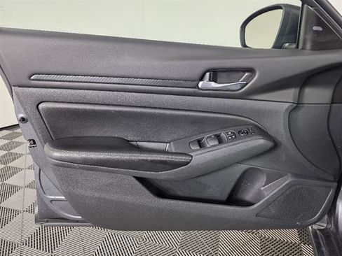 Used 2024 Nissan Altima 2.5 SV FWD image 38