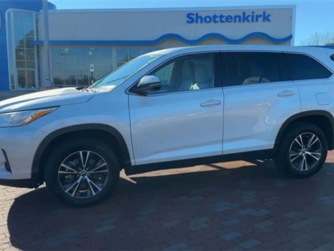 Used 2019 Toyota Highlander LE image 7