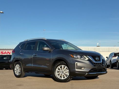 Used 2017 Nissan Rogue SV image 2