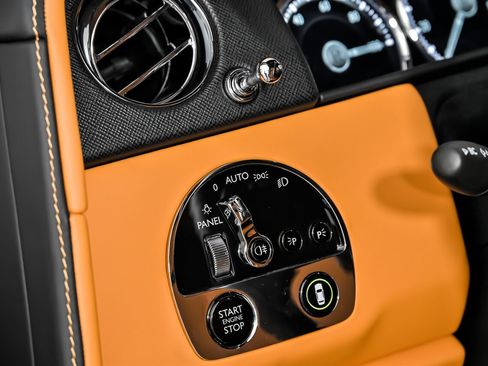 Used 2022 Rolls-Royce Cullinan w/ Dark Exterior Package image 28