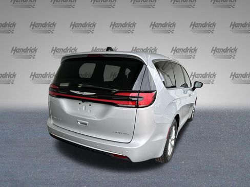 Used 2026 Chrysler Pacifica Limited FWD image 8