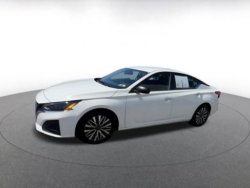 Used 2025 Nissan Altima 2.5 SV FWD image 7