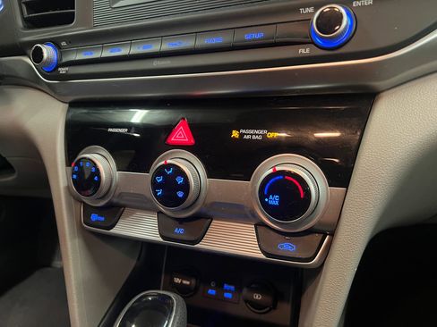 Used 2019 Hyundai Elantra SE FWD image 19