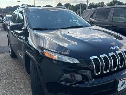 Used 2018 Jeep Cherokee Latitude FWD image 4