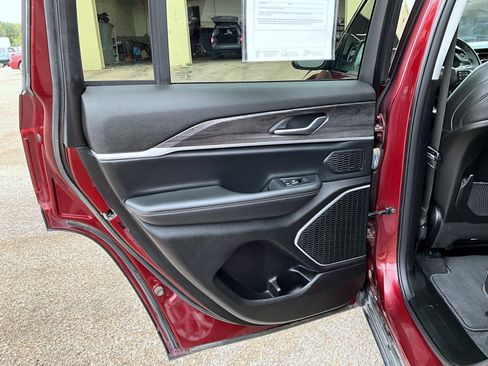 Used 2022 Jeep Grand Cherokee Limited w/ MOPAR Finishing Package AWD/4WD image 21