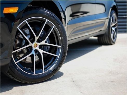 Certified 2025 Porsche Macan AWD/4WD image 12