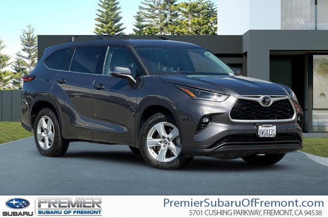 Used 2021 Toyota Highlander LE FWD image 1