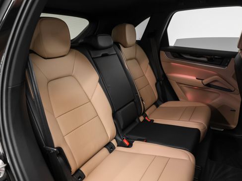 Used 2025 Porsche Cayenne image 23