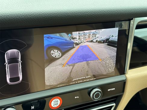 Used 2025 Porsche Macan image 23