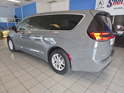 Used 2025 Chrysler Pacifica Select FWD image 6