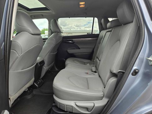 Used 2021 Toyota Highlander Limited AWD/4WD image 18