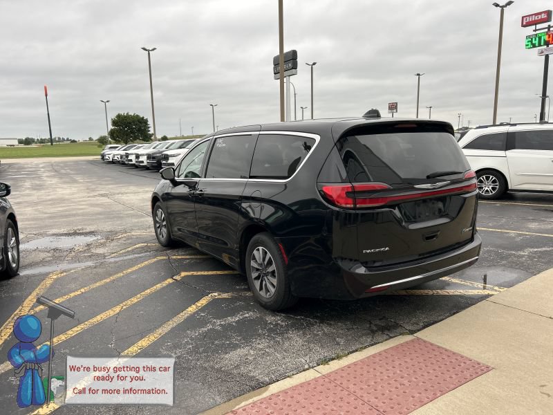 Used 2024 Chrysler Pacifica Limited FWD image 3