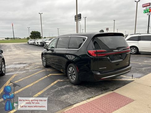 Used 2024 Chrysler Pacifica Limited FWD image 3