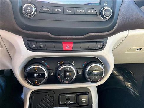 Used 2017 Jeep Renegade Limited image 20