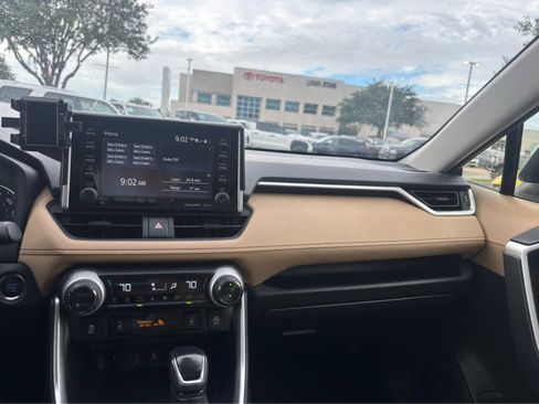 Used 2020 Toyota RAV4 XLE w/ Convenience Package FWD image 7