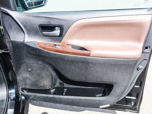 Used 2017 Toyota Sienna Limited Premium image 44