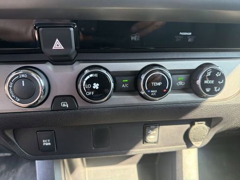 Used 2016 Toyota Tacoma SR5 AWD/4WD image 16