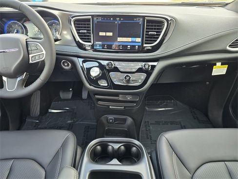 New 2026 Chrysler Pacifica Select image 11