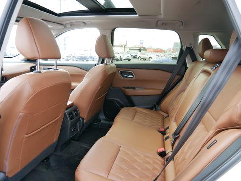 Used 2025 Nissan Rogue Platinum image 33