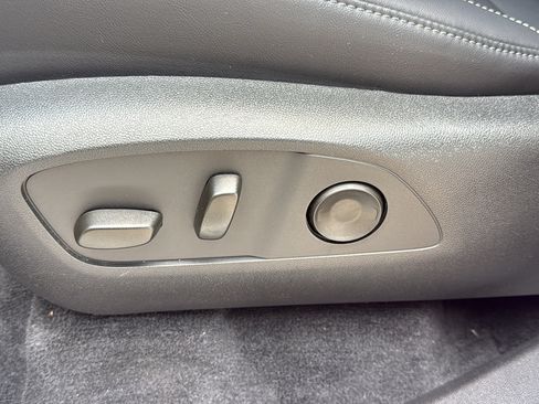 Used 2026 GMC Acadia Elevation w/ Elevation Premium Package FWD image 12