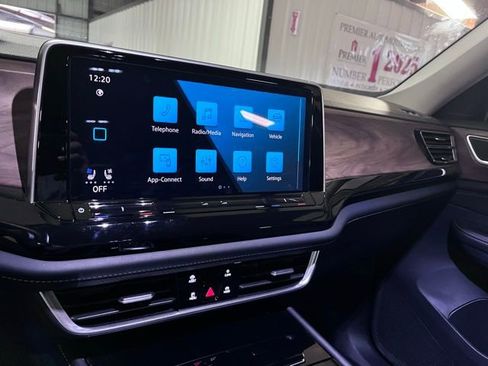 Used 2025 Volkswagen Atlas SE image 18