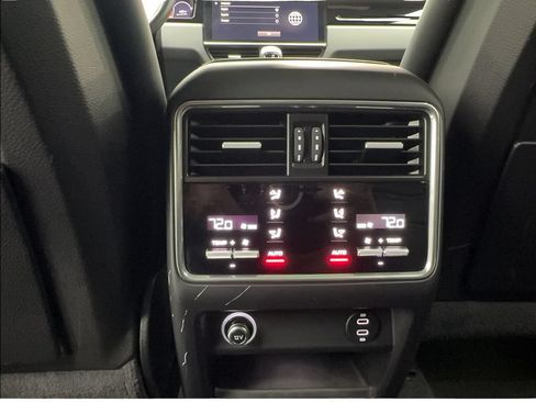 Used 2023 Porsche Cayenne AWD/4WD image 31