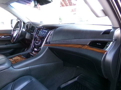 Used 2018 Cadillac Escalade ESV Luxury AWD/4WD image 17
