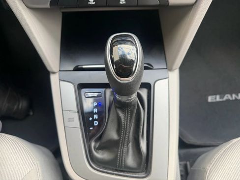 Used 2017 Hyundai Elantra SE image 19