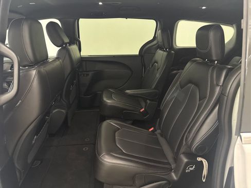 Used 2025 Chrysler Pacifica Select FWD image 17