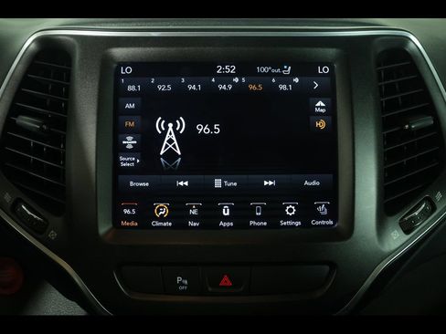 Used 2019 Jeep Cherokee Trailhawk AWD/4WD image 27