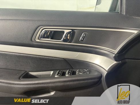 Used 2016 Ford Explorer XLT w/ Equipment Group 202A AWD/4WD image 18