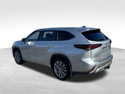 Used 2024 Toyota Highlander Platinum image 4