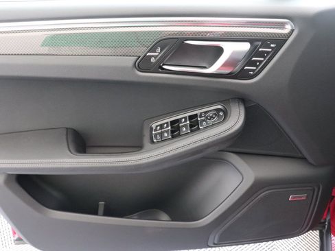 Used 2025 Porsche Macan image 25