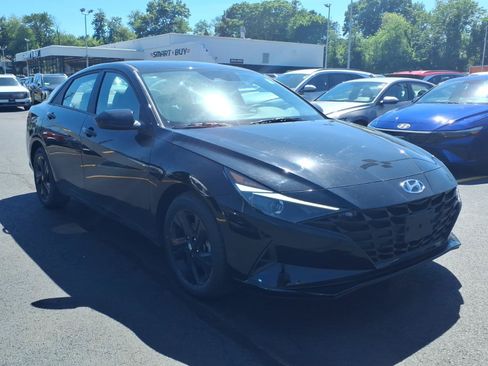 Certified 2023 Hyundai Elantra SEL w/ Preferred Accessory Package FWD image 3