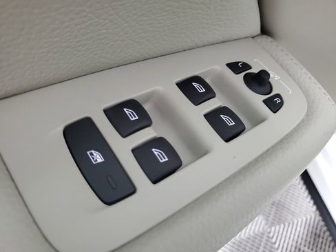 Used 2018 Volvo XC60 T5 Momentum w/ Vision Package image 22