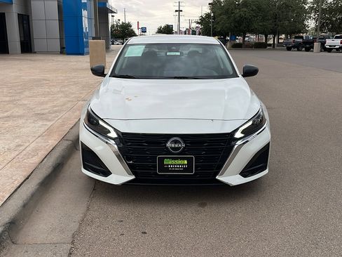 Used 2025 Nissan Altima 2.5 SV FWD image 2