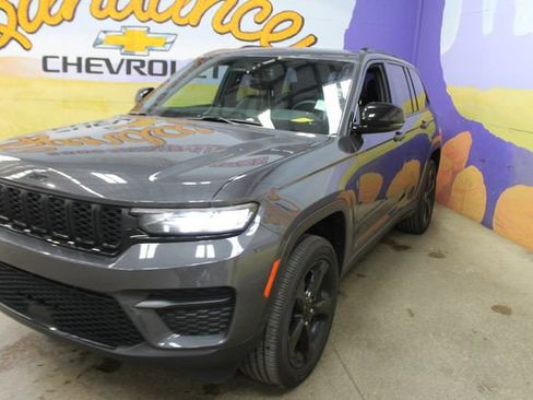 Used 2023 Jeep Grand Cherokee Altitude AWD/4WD image 4