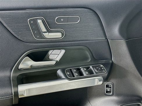 Used 2020 Mercedes-Benz GLB 250 4MATIC image 18