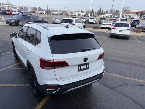 Certified 2022 Volkswagen Taos SE w/ Panoramic Sunroof Package image 3