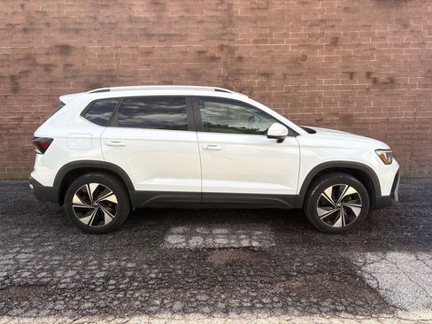 Used 2025 Volkswagen Taos SE AWD/4WD image 7